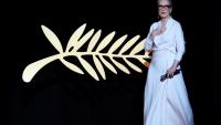 L'actrice américaine Meryl Streep arrive sur scène pour recevoir une Palme d'or d'honneur pendant la cérémonie d'ouverture du Festival de Cannes, le 14 mai 2024