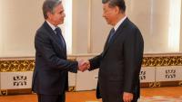 Le secrétaire d'Etat américain Antony Blinken (g) rencontre le président chinois Xi Jinping à Pékin, le 26 avril 2024