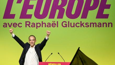 Raphaël Glucksmann, tête de liste du parti socialiste et de Place publique aux européennes lors d'une rencontre avec le Medef à Paris le 18 avril 2024 