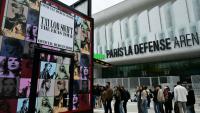 Des fans de Taylor Swift font la queue pour acheter des produits dérivés avant le concert de la star au Paris La Défense Arena, le 8 mai 2024 à Nanterre, près de Paris