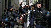 Un manifestant pro-palestiniens escorté par des gendarmes lors de l'évacuation d'un sit-in à Sciences Po Paris, le 3 mai 2024