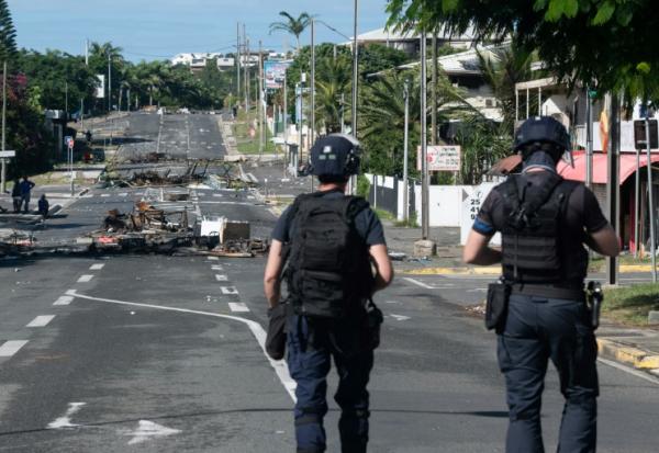 La police patrouille dans le district de Magenta à Nouméa, en Nouvelle-Calédonie, le 18 mai 2024