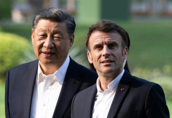 Les présidents chinois Xi Jinping et français Emmanuel Macron, le 7 avril 2023 à Canton, dans le sud de la Chine