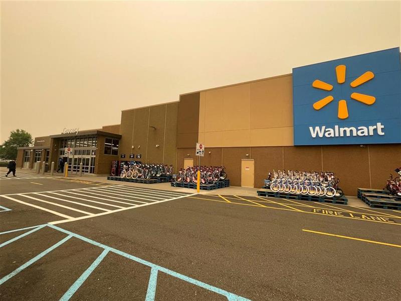 Walmart relève ses prévisions, mais trébuche à Wall Street