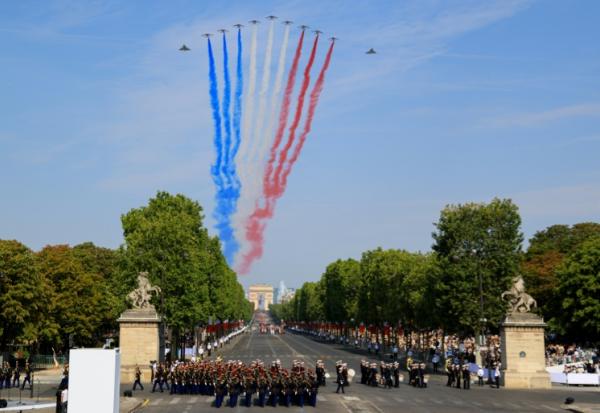 La Patrouille de France (PAF) survole le défilé militaire annuel sur l'avenue des Champs-Élysées, le 14 juillet 2026 à Paris