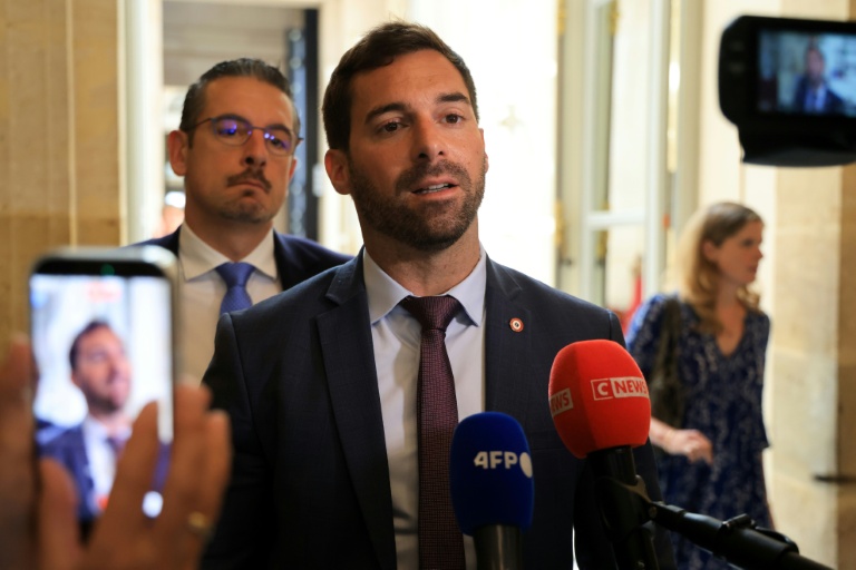 Le député RN Julien Odoul s'adresse aux journalistes après l'adoption à l'unanimité par l'Assemblée nationale d'une proposition de loi visant à abolir les lois relatives à l'esclavage, le 28 mai 2026 à Paris