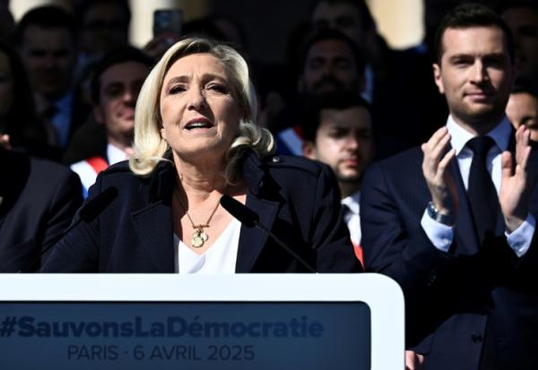 La présidente du groupe parlementaire du Rassemblement national, Marine Le Pen (g) et le président du RN, Jordan Bardella, lors d'un rassemblement à Paris, le 6 avril 2025 