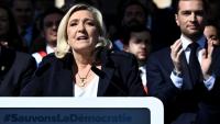 La présidente du groupe parlementaire du Rassemblement national, Marine Le Pen (g) et le président du RN, Jordan Bardella, lors d'un rassemblement à Paris, le 6 avril 2025 