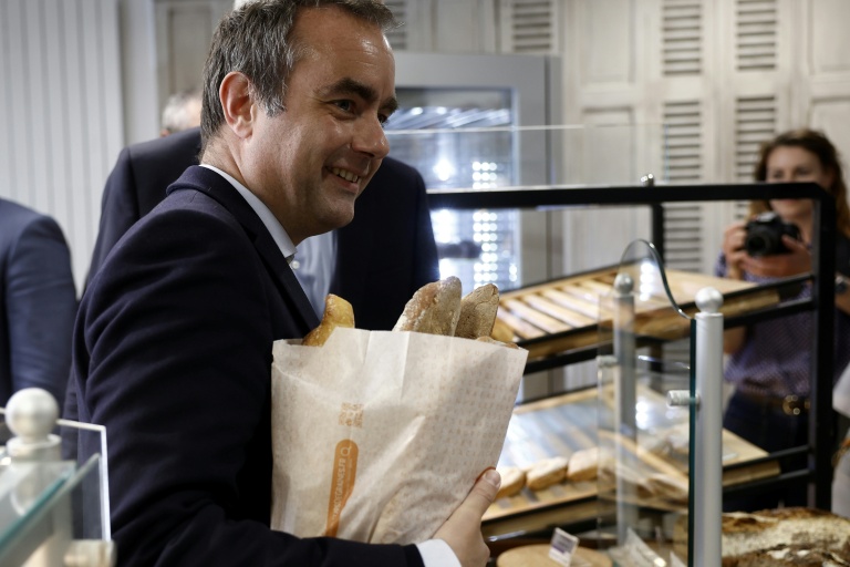 Le Premier ministre Sébastien Lecornu achète du pain dans une boulangerie à l'occasion de la Fête du Travail à Saint-Julien-Chapteuil, le 1er mai 2026 en Haute-Loire
