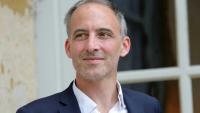 Le co-président de Place publique Raphaël Glucksmann à la sortie de l'hôtel Matignon après une réunion sur le mode de scrutin proportinnel, le 23 mai 2025 à Paris