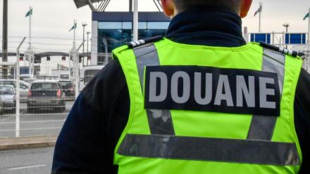 Un officier des douanes à Calais le 18 janvier 2019