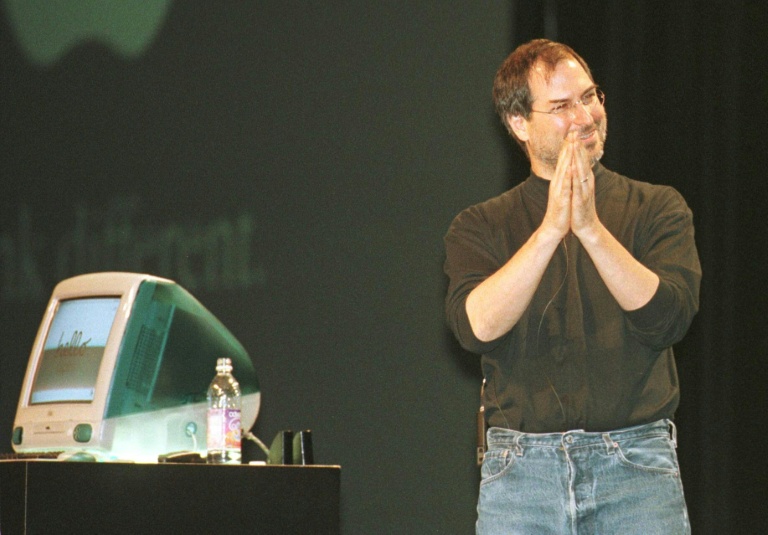 Steve Jobs, cofondateur et PDG par intérim d'Apple Computer, présente le nouvel ordinateur personnel iMac, conçu pour faciliter l'accès à Internet, le 1er septembre 1998 à San Francisco, en Californie