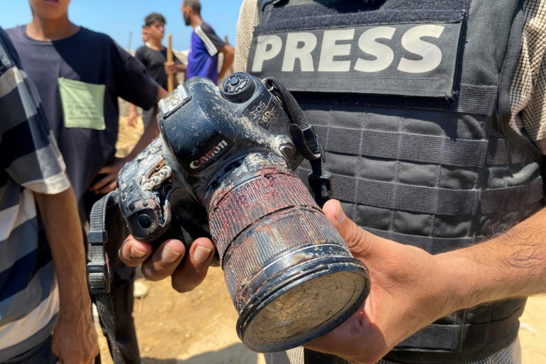 Un journaliste dans la bande de Gaza tient le 25 août 2025 l'appareil appartenant à la photojournaliste palestinienne Mariam Dagga, tuée dans une frappe israélienne 