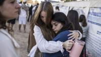 Des jeunes femmes s'étreignent devant le mémorial dédié aux victimes des attaques du Hamas de 2023, sur le site du festival Nova à Réïm, dans le sud d'Israël, le 7 octobre 2026