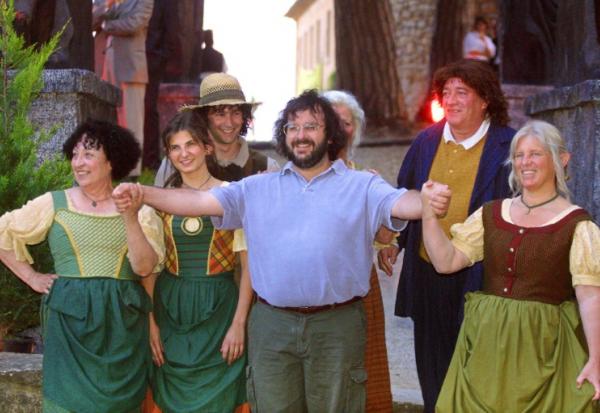 Peter Jackson (c) et une partie de l'équipe du "Seigneur des anneaux", à Cannes, le 13 mai 2001