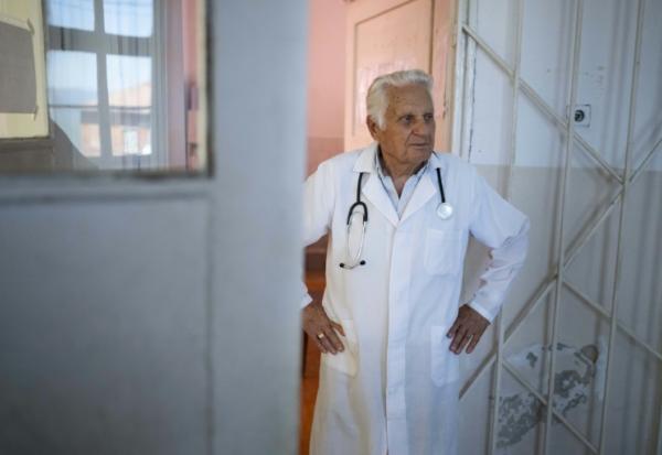 Le docteur Apostolov, médecin généraliste de 90 ans, attend ses patients dans son cabinet à Skrat, un village au pied du massif de la Belassitsa en Bulgarie, le 15 juillet 2026