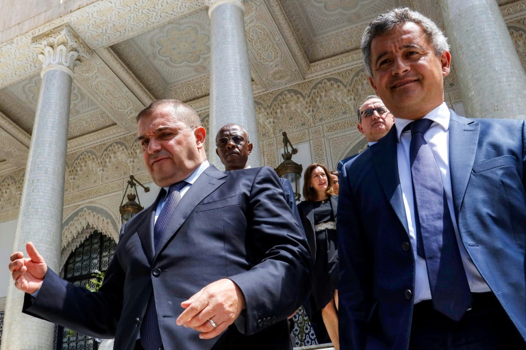 Le ministre algérien de la Justice, Lotfi Boudjemaa (à gauche), reçoit le ministre français de la Justice, Gérald Darmanin (à droite), au siège du ministère à Alger, le 18 mai 2026