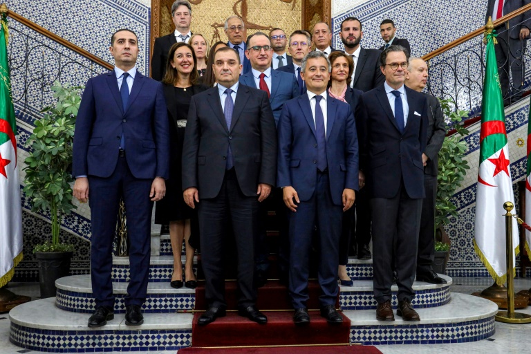 Le ministre algérien de la Justice, Lotfi Boudjemaa (au centre à gauche), reçoit le ministre français de la Justice, Gérald Darmanin (au centre à droite), lors d’une réunion bilatérale au siège du ministère à Alger, le 18 mai 2026