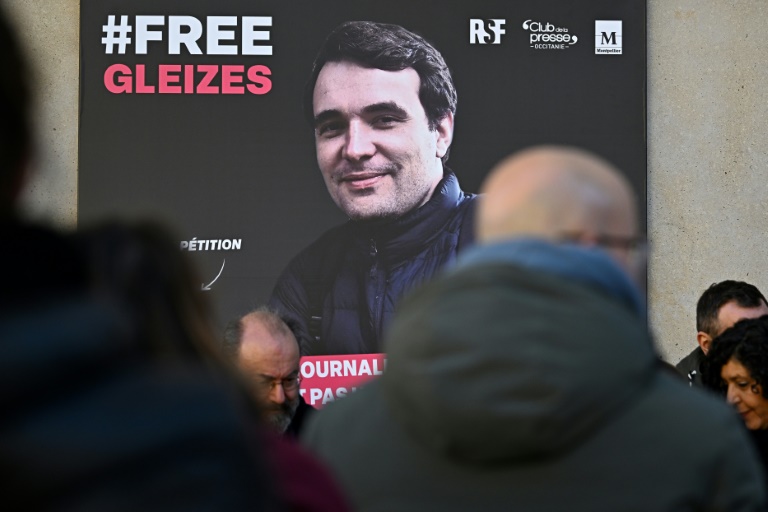 Un portrait du journaliste français Christophe Gleizes, détenu en Algérie, est dévoilé pour réclamer sa libération, à Montpellier, dans le sud de la France, le 29 janvier 2026