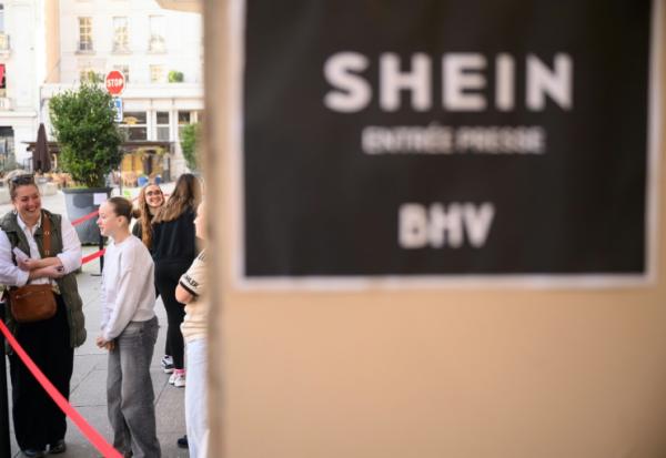 Quelques clients attendent pour entrer au nouveau magasin Shein au BHV d'Angers, le 25 février 2026