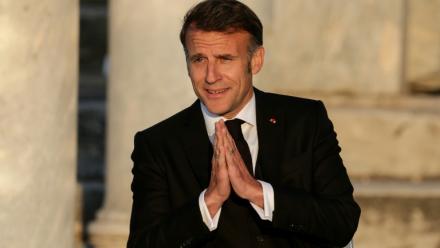 Le président français Emmanuel Macron salue le public à son arrivée sur scène lors d'un événement à l'Agora romaine d'Athènes, le 24 avril 2026 en Grèce
