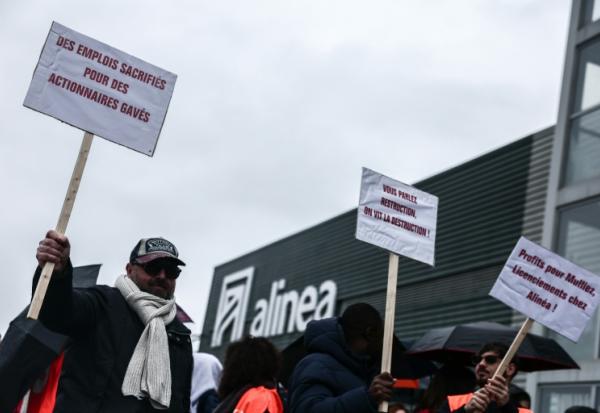 Des salariés de l'enseigne d'ameublement Alinéa rassemblés à Aubagne dans les Bouches-du-Rhône, le 14 février 2026