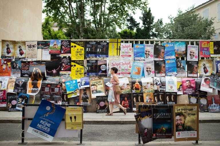 Des affiches des pièces de théâtre proposées au festival d'Avignon, le 5 juillet 2026