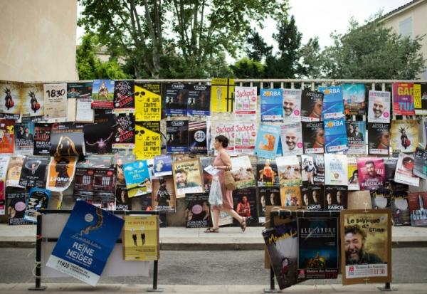 Des affiches des pièces de théâtre proposées au festival d'Avignon, le 5 juillet 2026