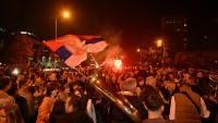 Des Serbes célèbrent dans les rues de Belgrade la victoire des étudiants aux élections législatives le 25 octobre 2026.