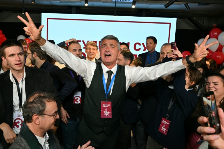 Le candidat de la liste des étudiants Ilija Srdanovic entouré de militants à belgrade le 25 octobre 2026.