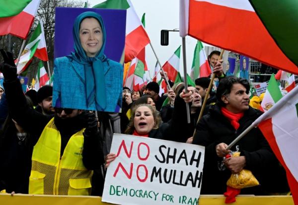 Des milliers d'opposants iraniens réclament la chute de la République islamique lors d'une manifestation, le 7 février 2026 à Berlin