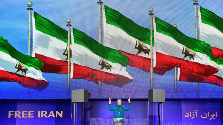 Maryam Rajavi, présidente du Conseil national de la Résistance iranienne (CNRI), une des principales organisations d'opposition hors d'Iran, lors d'une manifestation pour réclamer la chute de la République islamique, le 7 février 2026 à Berlin