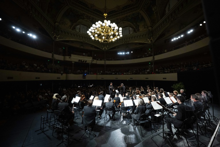 Le Chypriote Theodoros Kameris conduit l'orchestre Victor-Hugo de Bourgogne Franche-Comté lors du 59e concours de chefs d'orchestre de Besançon, le 24 septembre 2025