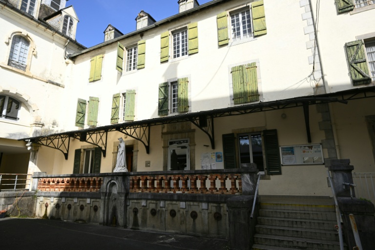 La statue de Notre-Dame de Bétharram sous le porche du collège catholique 