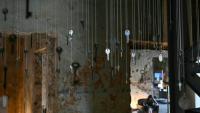 Des clefs suspendues, reliques de maisons détruites par Israël dans le sud du Liban, figurent au nombre des oeuvres exposées dans un musée de Beyrouth, le 17 juillet 2026 