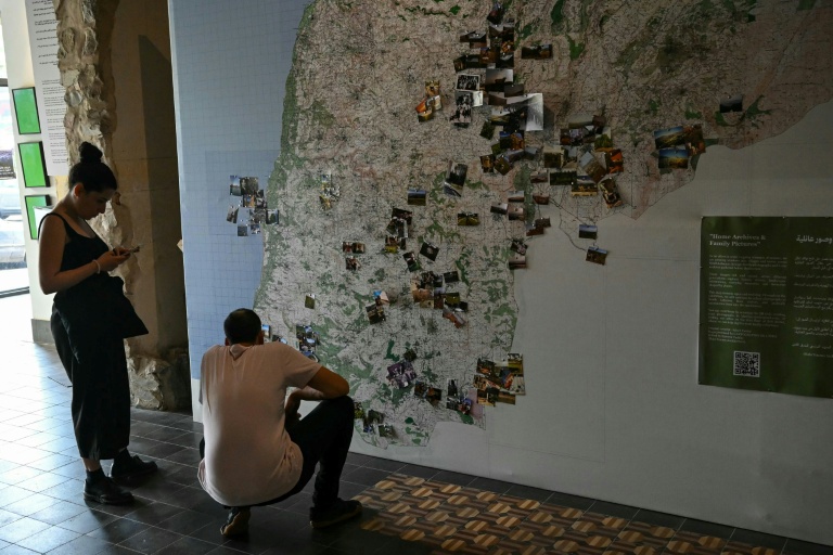 Des visiteurs de l'exposition 