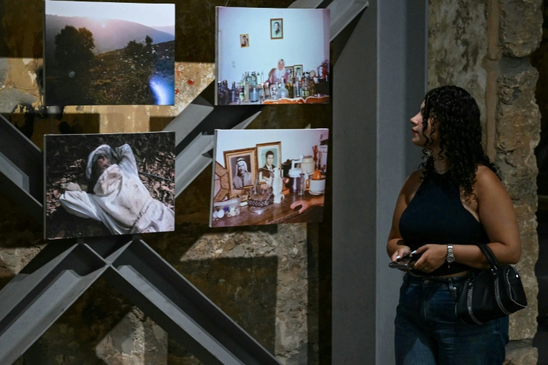 Une visiteuse de l'exposition 