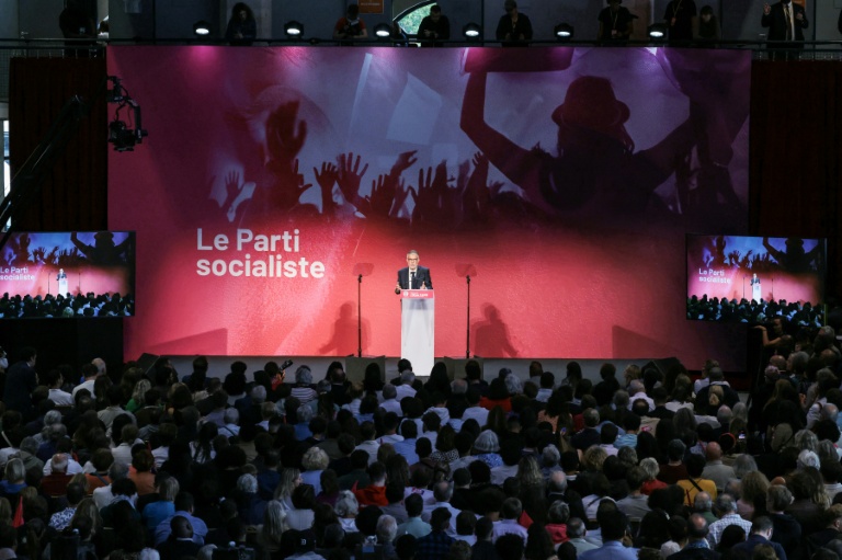 Le premier secrétaire du Parti socialiste (PS), Olivier Faure, prononce un discours lors de l'université d'été du parti à Blois, dans le centre de la France, le 29 août 2026