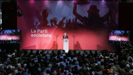 Le premier secrétaire du Parti socialiste (PS), Olivier Faure, prononce un discours lors de l'université d'été du parti à Blois, dans le centre de la France, le 29 août 2026