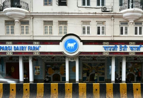 L'entrée de la Parsi Dairy Farm, vieille de 110 ans, qui a rouvert ses portes à Bombay après avoir été fermée par l'Autorité de sécurité alimentaire du Maharashtra pour non-respect des normes de sécurité alimentaire, le 1er août 2026 en Inde