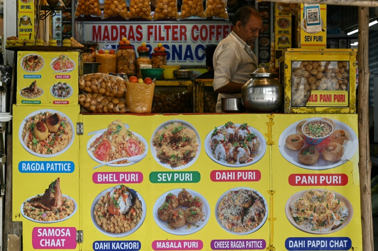 Un vendeur de nourriture prépare ses produits en attendant des clients sur la plage de Juhu, à Bombay, le 6 août 2026 en Inde