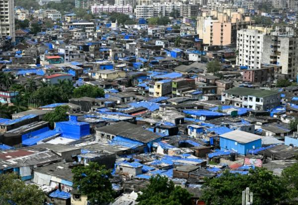 Des immeubles résidentiels autour du bidonville de Dharavi, le 12 juillet 2025 à Bombay, en Inde