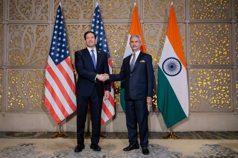 Poignée de mains entre le secrétaire d’État américain Marco Rubio (g) et le ministre indien des Affaires étrangères Subrahmanyam Jaishankar au Taj Mahal Palace Hotel, à Bombay, le 20 octobre 2026.