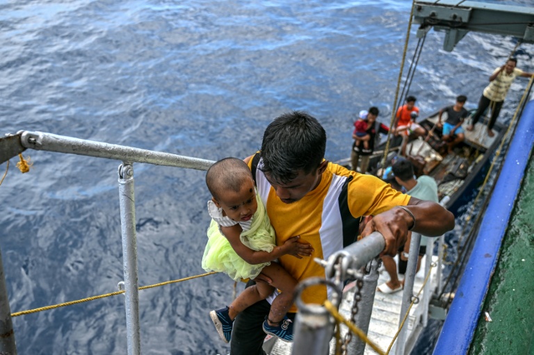 Des passagers montent à bord  du ferry Kalighat, l'unique lien entre Chowra et Car Nicobar, deux minuscules morceaux de l'archipel indien des Andaman-et-Nicobar, en plein cœur de l'océan Indien, le 30 mars 2026
