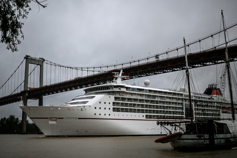 Le paquebot de croisière Europa 2 navigue sur la Garonne en direction du port de Bordeaux, le 6 mai 2026 