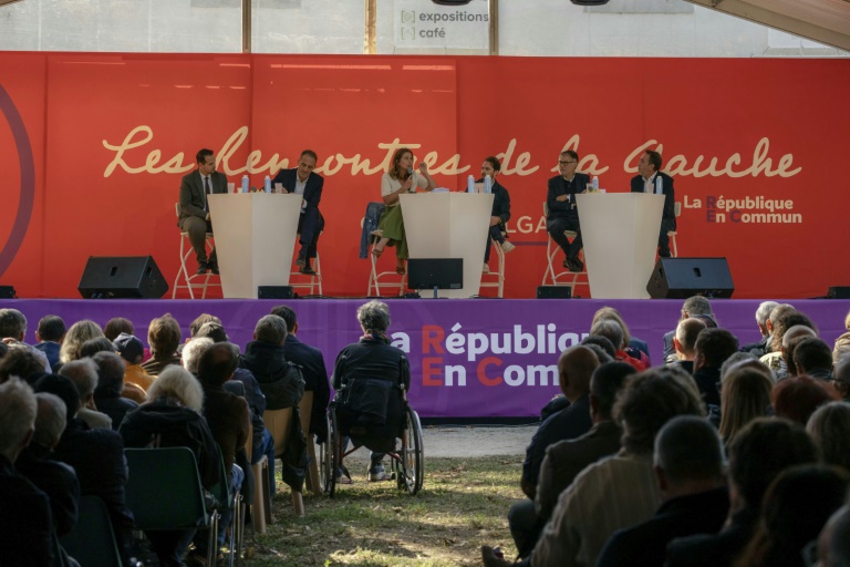 La secrétaire nationale des Écologistes, Marine Tondelier (x, f), le chef du parti Place publique et député européen, Raphaël Glucksmann (2e g), le premier secrétaire du PS Olivier Faure (2e d) et le président du Parti radical de gauche (PRG) Guillaume Lacroix (d) lors de la 5e édition des 
