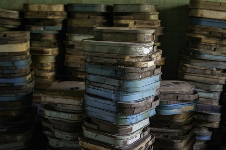 Des bobines d'images d'archives de l'ancienne Télé Congo empilées en attente de nettoyage et de numérisation dans l'ancien siège de la télévision à Brazzaville, le 3 mars 2026 au Congo