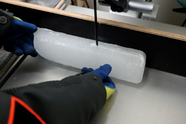Un scientifique découpe une carotte glaciaire antarctique dans un laboratoire à Bruxelles, le 15 juillet 2025 en Belgique