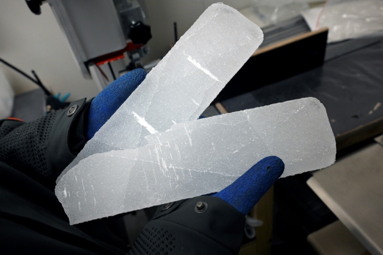 Un scientifique manipule des carottes glaciaires antarctiques dans un laboratoire à Bruxelles, le 15 juillet 2025 en Belgique