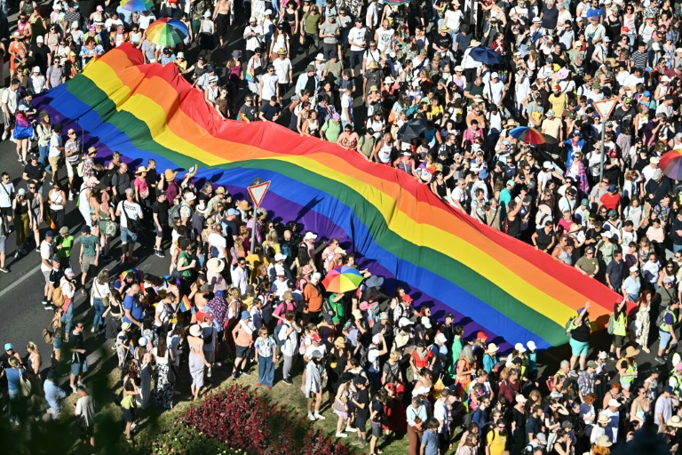 Un drapeau arc-en-ciel géant lors de la marche des fiertés à Budapest, le 28 juin 2025 en Hongrie